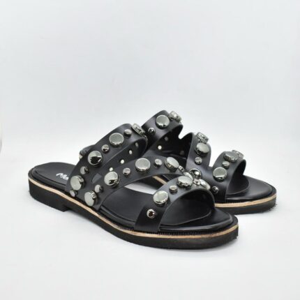 SANDALIA TRES TIRAS CON TACHAS