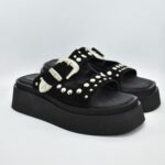 SANDALIA CON TACHAS