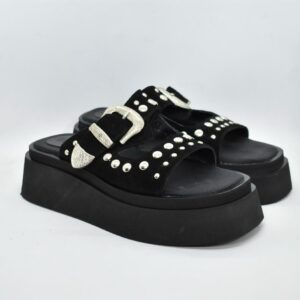 SANDALIA CON TACHAS